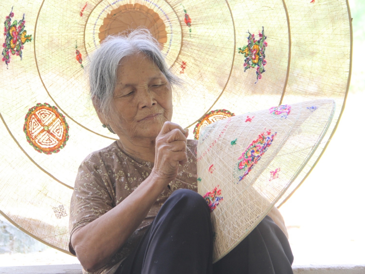 Thêu hoa văn cho nón ngựa Phú Gia