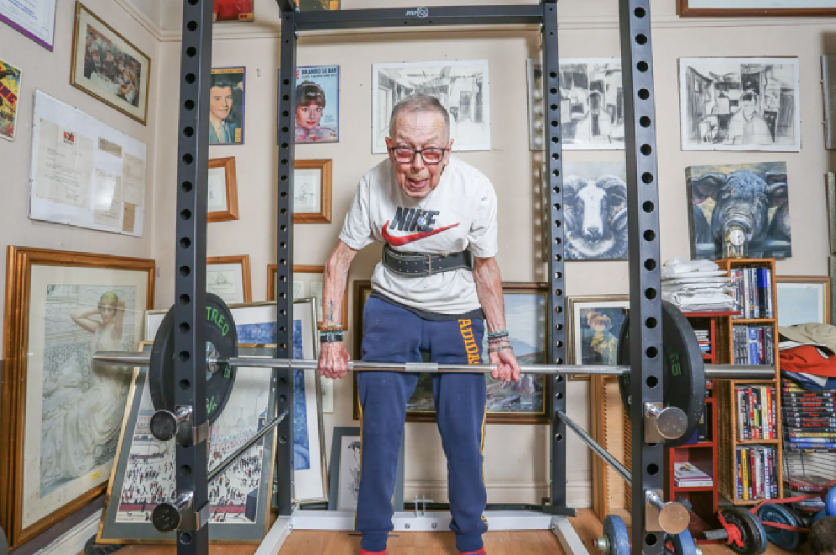 Cụ ông Brian Winslow lập kỷ lục nâng mức tạ 75 kg và 77 kg trong hai lần đẩy. Ảnh: SWNS