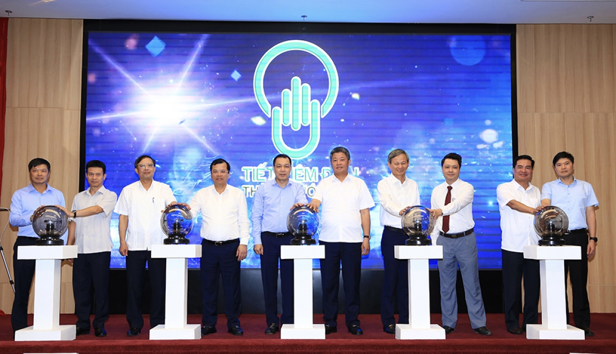 Các đại biểu thực hiện nghi thức phát động phong trào tiết kiệm điện toàn quốc năm 2023