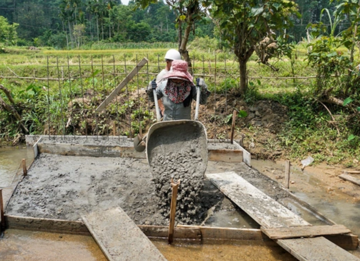 Ông Phùng cũng có riêng cho mình một đội thợ “ruột” làm cầu trong suốt 6 năm qua.