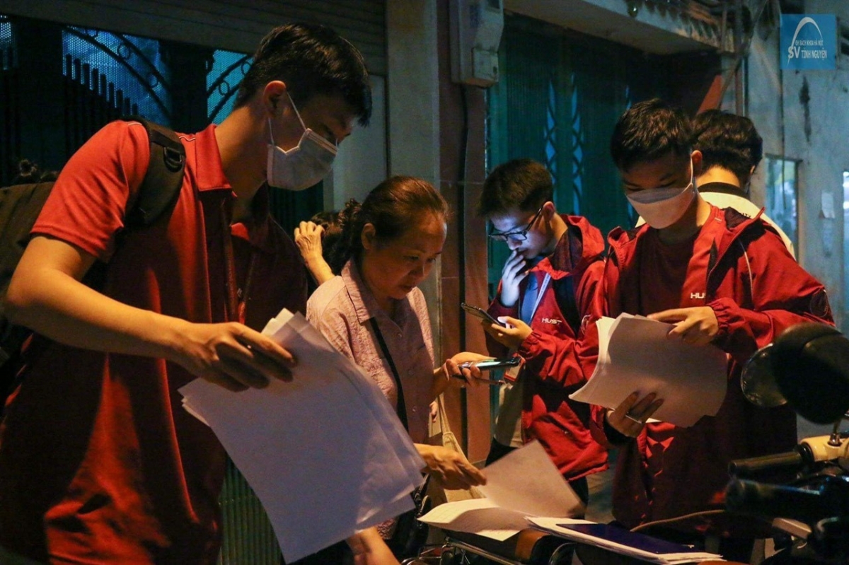 Sinh viên Bách Khoa cùng lực lượng công an, tổ dân phố hỗ trợ người dân từ 17h - 22h hàng ngày