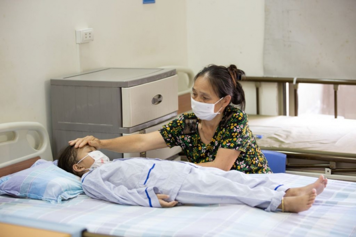 Bà nội xót xa mỗi khi Bình nằm mê man trong những cơn sốt tan máu
