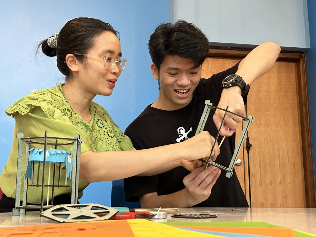 Học hiện tượng đối lưu trong chất khí và tính cân bằng lực qua trải nghiệm làm đèn kéo quân