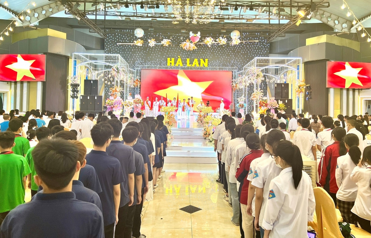 Hiệu trưởng THCS Mạo Khê 2 cho biết, chi phí tổ chức buổi Lễ tổng kết năm học được Trung tâm tổ chức sự kiện Hà Lan tài trợ