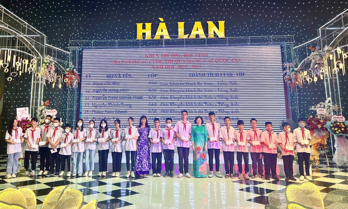 Không như đồn đoán trên mạng xã hội, Hiệu trưởng trường THCS Mạo Khê 2 cho biết, phụ huynh không phải đóng bất cứ khoản phí nào liên quan đến tổ chức sự kiện. Hội phụ huynh chỉ ủng hộ, tài trợ phần thưởng dành cho học sinh giỏi, học sinh có hoàn cảnh khó khăn