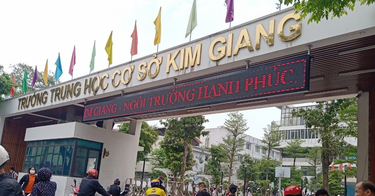 Mới đây, nhiều phụ huynh có con học tại Trường THCS Kim Giang (Thanh Xuân, Hà Nội) tố giáo viên chủ nhiệm của trường đã "ép" học sinh lớp 9 có học lực yếu không thi lên lớp 10 THPT mà định hướng đi học nghề.