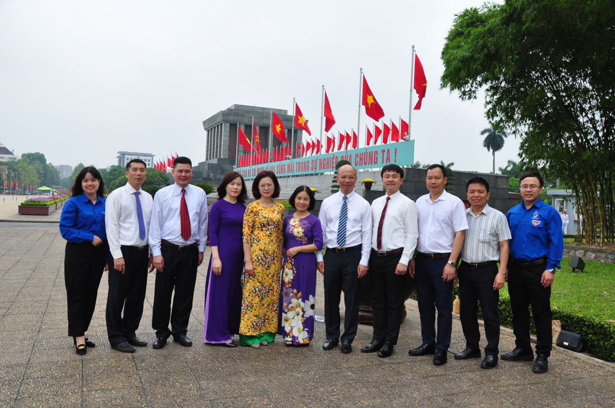 Đảng uỷ, Hội Cựu chiến binh, Đoàn Thanh niên, Hội sinh viên Trường Đại học Thủy lợi vào Lăng viếng Bác