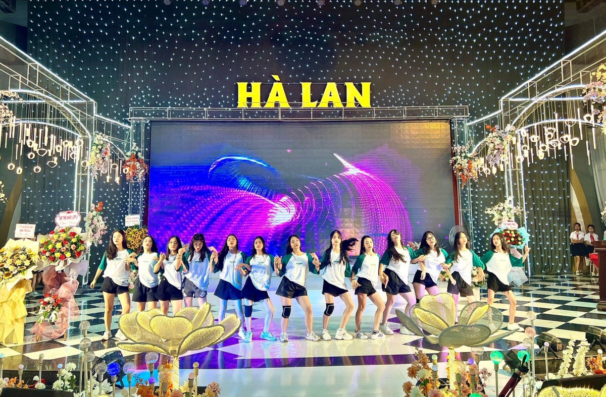 Một tiết mục văn nghệ do học sinh của trường THCS Mạo Khê 2 biểu diễn tại buổi Lễ tổng kết năm học.