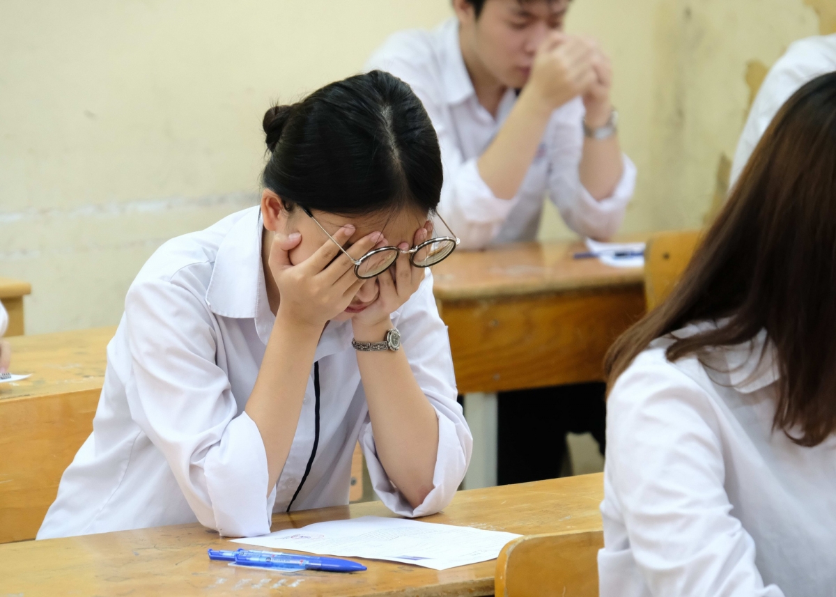 Nhiều trẻ cảm thấy áp lực khi bị cha mẹ so sánh về điểm số. Ảnh KT