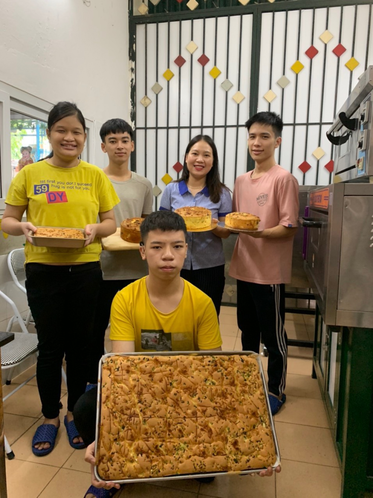 Trẻ được học làm bánh tại Trung tâm Sao Mai