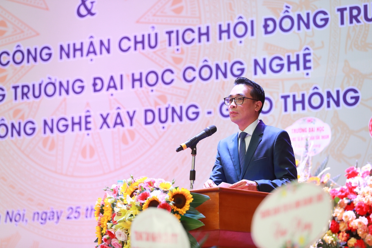 GS.TS Chử Đức Trình - tân Hiệu trưởng Trường ĐH Công nghệ (ĐHQGHN) phát biểu