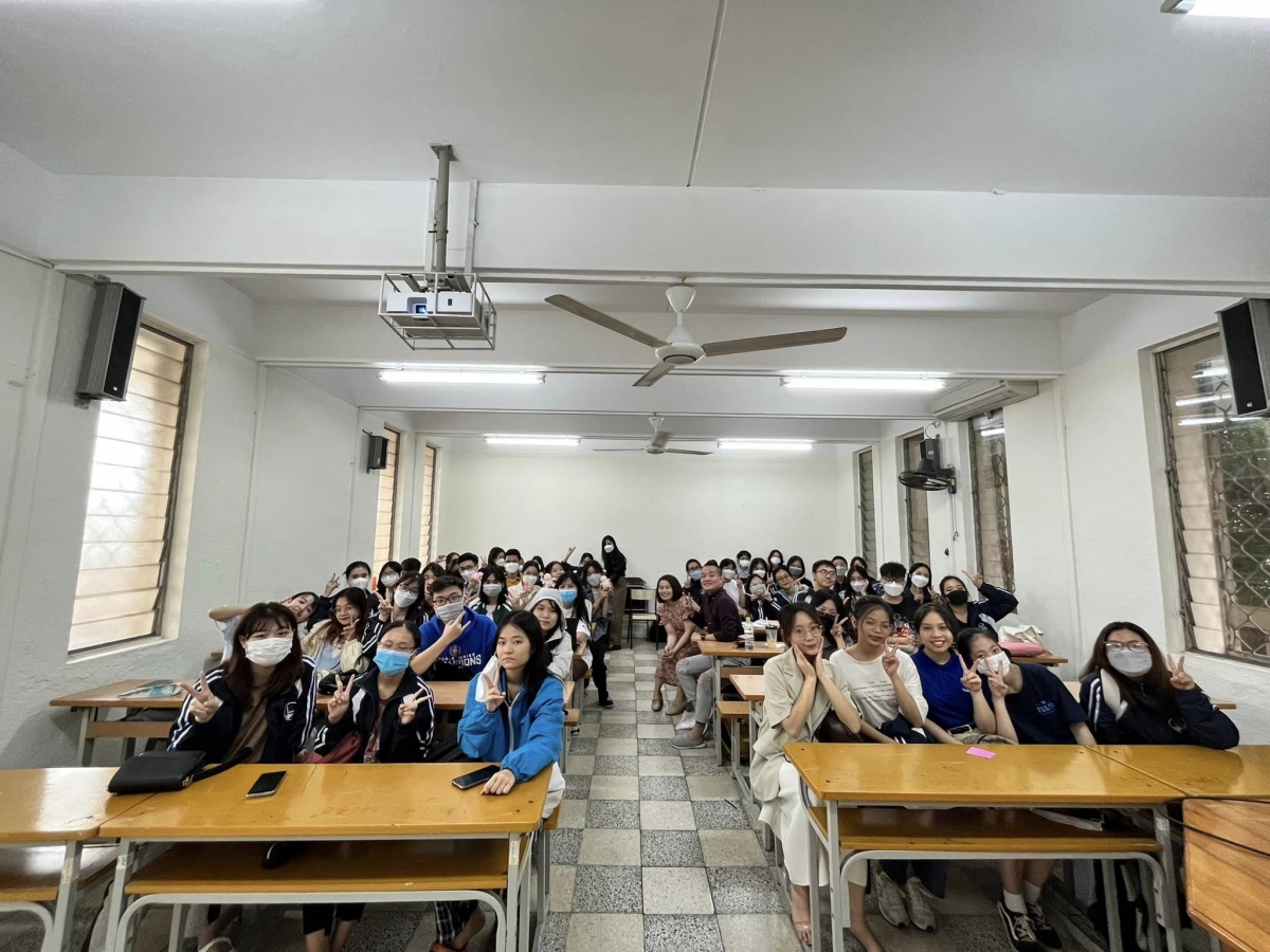 Sinh viên ĐH Ngoại ngữ (ĐH Quốc gia Hà Nội)
