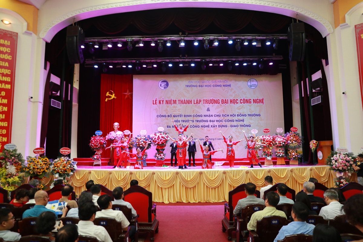 Văn nghệ chào mừng Lễ Kỷ niệm
