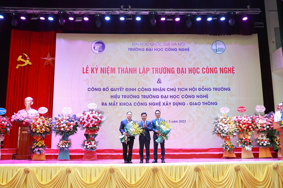 Giám đốc ĐHQGHN Lê Quân đã trao quyết định và phát biểu chúc mừng và giao nhiệm vụ cho GS Nguyễn Đình Đức - tân Chủ tịch Hội đồng trường và GS.TS Chử Đức Trình - tân Hiệu trưởng trường ĐH Công nghệ
