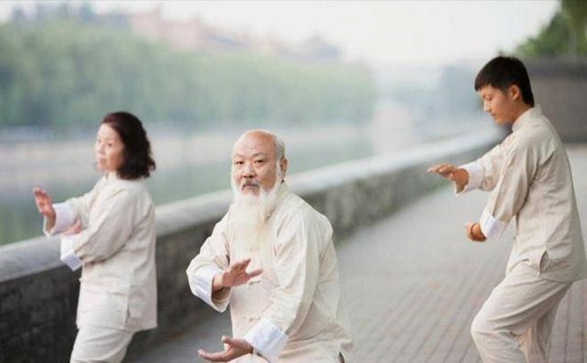 Xây dựng thói quen tốt và chú ý ăn uống là những biện pháp mà người lớn tuổi
có thể chủ động áp dụng để hạn chế mùi cơ thể.
