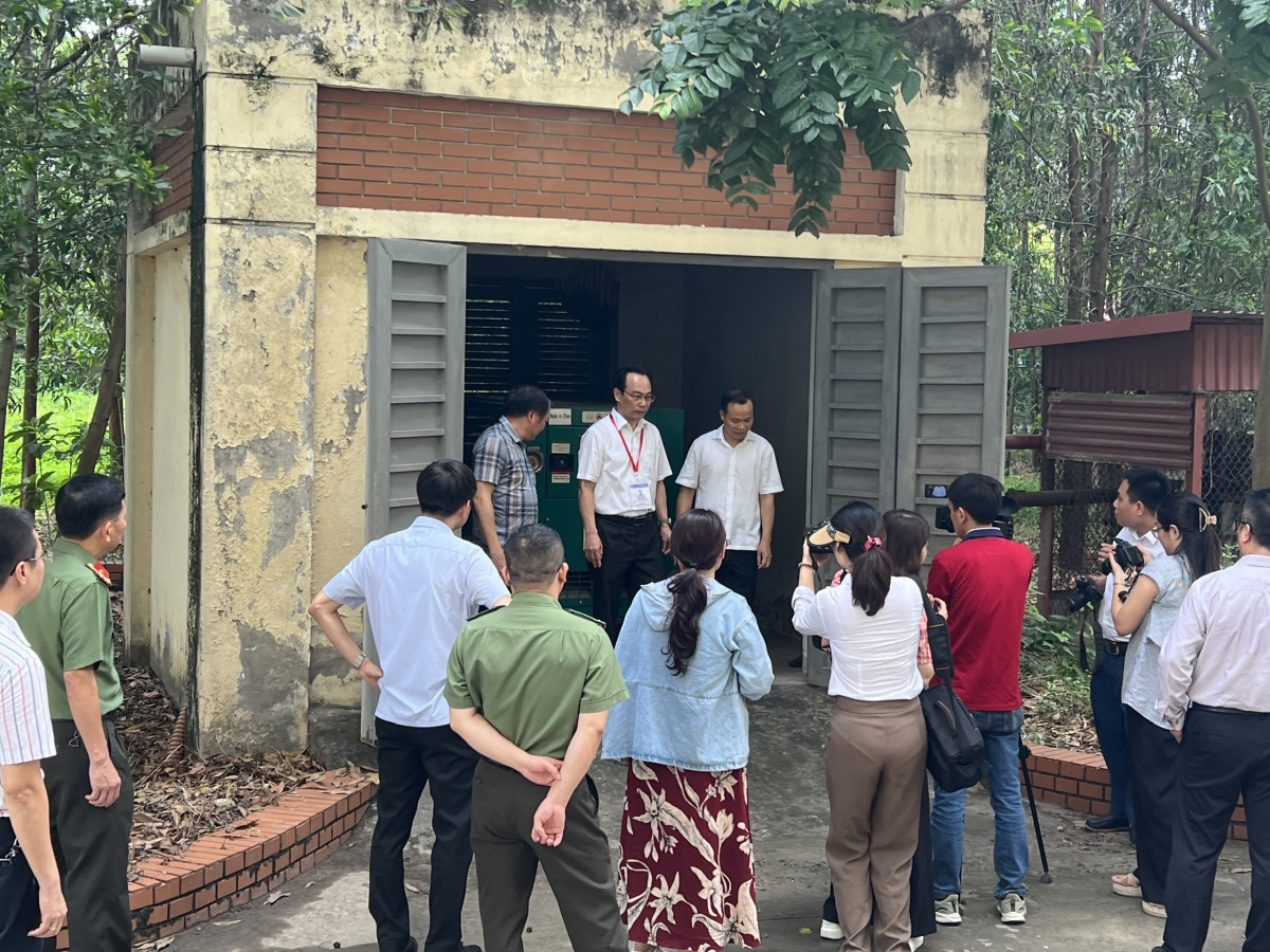 Đoàn kiểm tra nơi đặt máy in sao đề thi