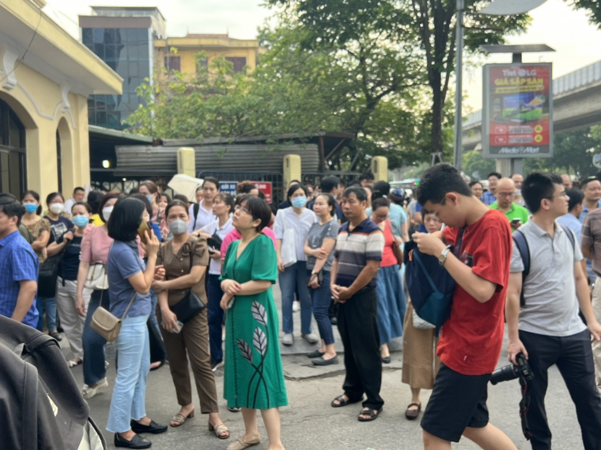 Phụ huynh đứng chờ con vào thi