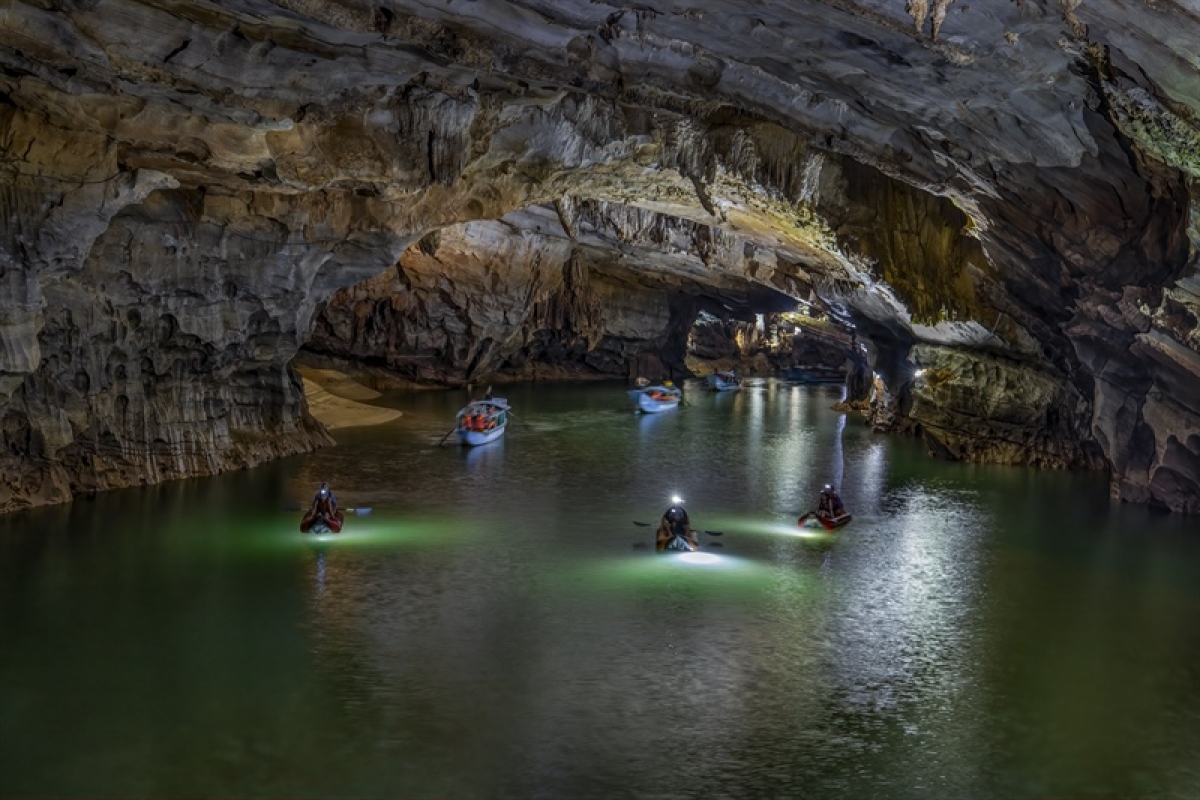 Du khách khám phá, trải nghiệm động Phong Nha