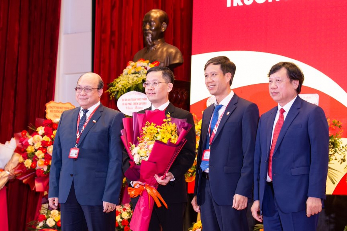 Ban lãnh đạo ĐH Bách Khoa Hà Nội và PGS.TS Chu Kỳ Sơn - tân Hiệu trưởng Trường Hóa và Khoa học sự sống( thứ hai từ trái sang )