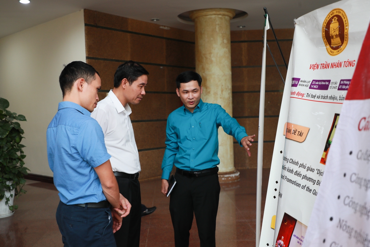 Phó Giám đốc ĐHQG Hà Nội Nguyễn Hoàng Hải ( áo trắng ) nghe tác giả đề tài NCKH  giới thiệu  