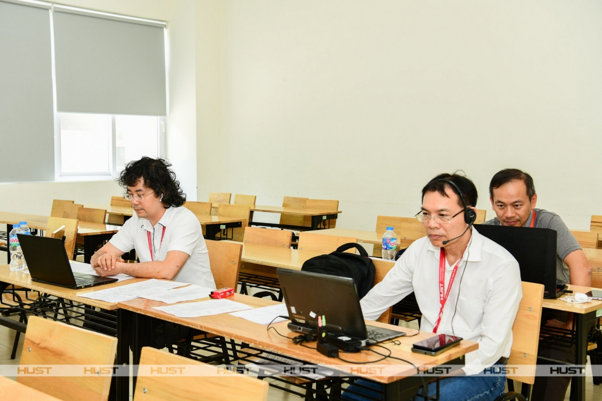 Giảng viên Đại học Bách khoa Hà Nội trao đổi cùng một thí sinh XTTN diện 1.3