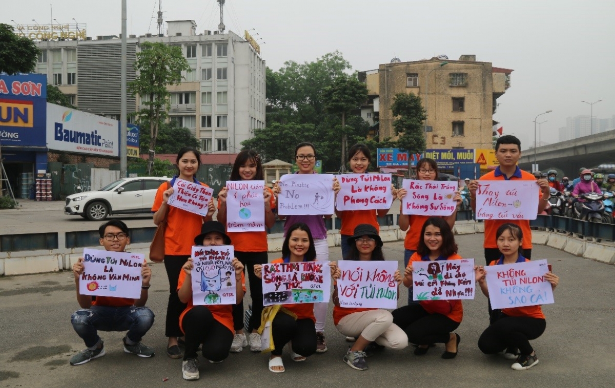 Các bạn trẻ với những khẩu hiệu tuyên tuyền hạn chế sử dụng túi nilon