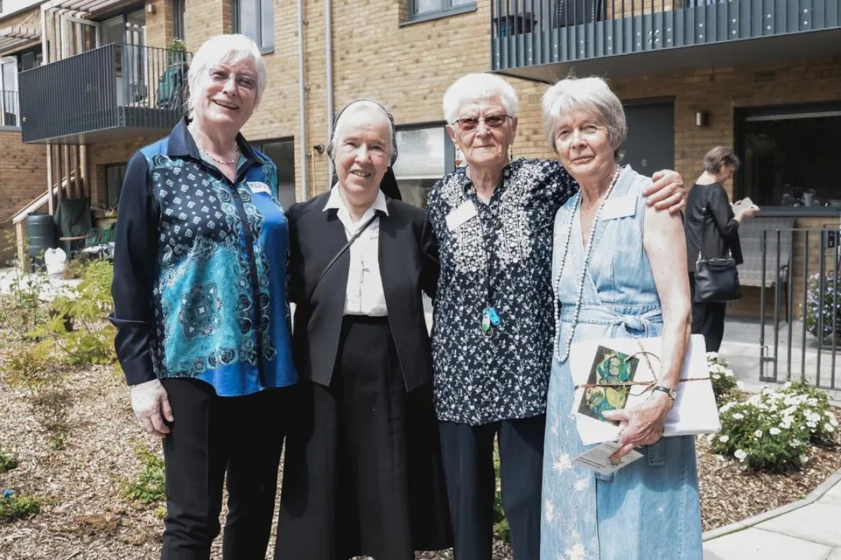 Người đầu tiên bên trái là Maria Brenton, người sáng lập New Ground Cohousing