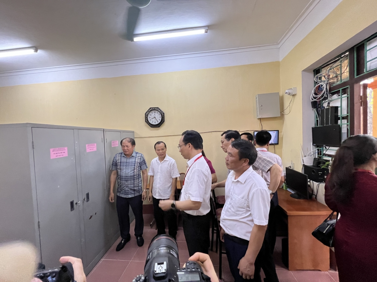 Thứ trưởng Hoàng Minh Sơn kiểm tra phòng quản lý đề thi