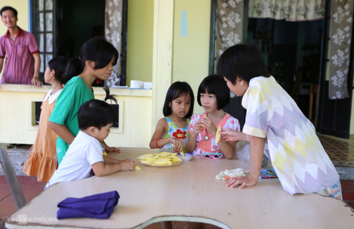 Những đứa trẻ được nuôi dưỡng tại trung tâm.