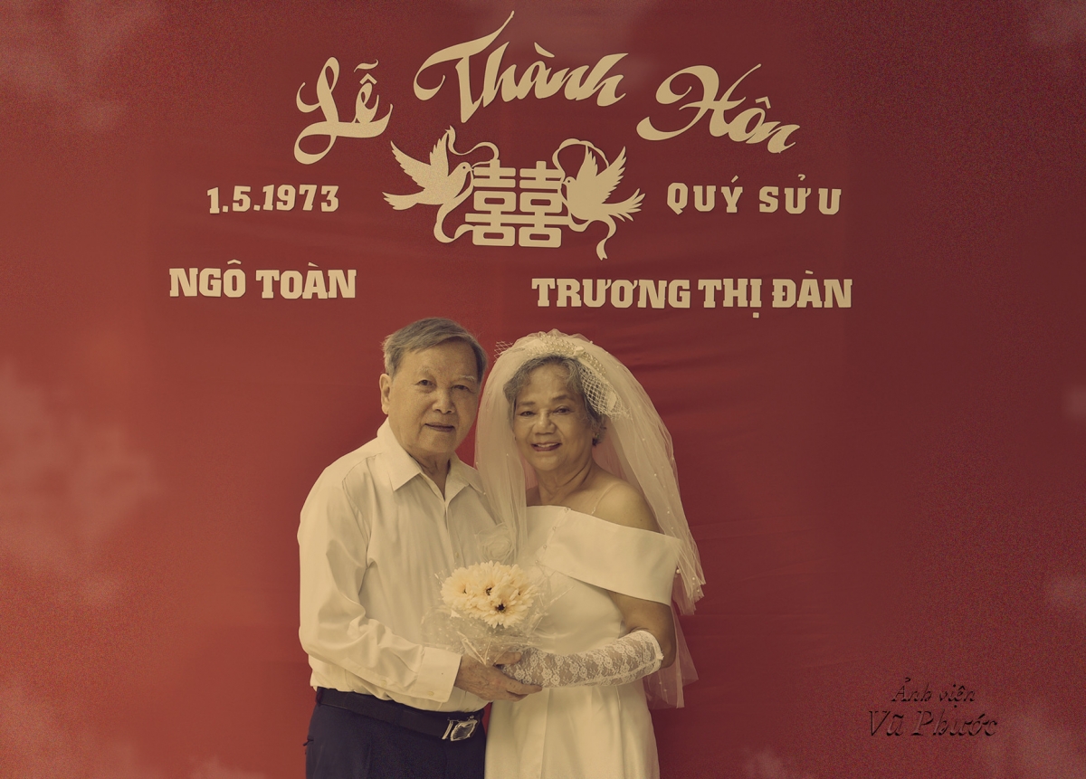 Phông nền và họa tiết trang trí trên sân khấu gợi nhắc khung cảnh xưa.
