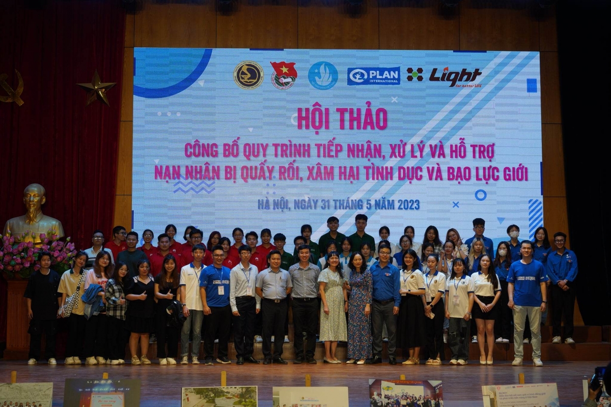 Các đại biểu cùng nhau chụp ảnh lưu niệm