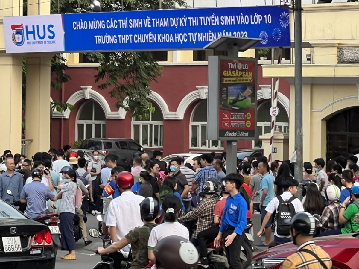 6h30 sáng 4/6, phụ huynh và thí sinh đã đổ dồn về cổng trường Đại học KHTN