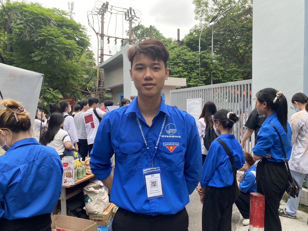 "Đội mình đã chuẩn bị các dụng cụ như bút, thước, nước uống và bánh miễn phí để phát cho các bạn thí sinh.”, Hải Đạt, đội trưởng sinh viên tình nguyện cho biết.
