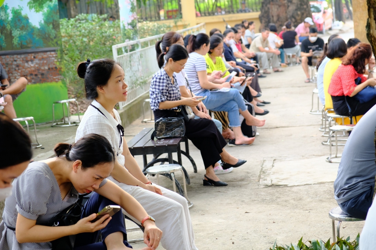 Những điểm chờ được bố trí giúp phụ huynh phần nào bớt nắng nóng. Ảnh:KT