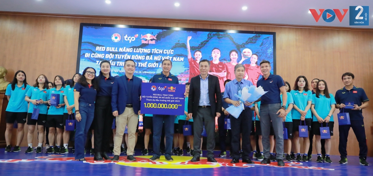 Đại diện nhà tài trợ trao thưởng 1 tỉ đồng cho ĐT nữ Việt Nam
