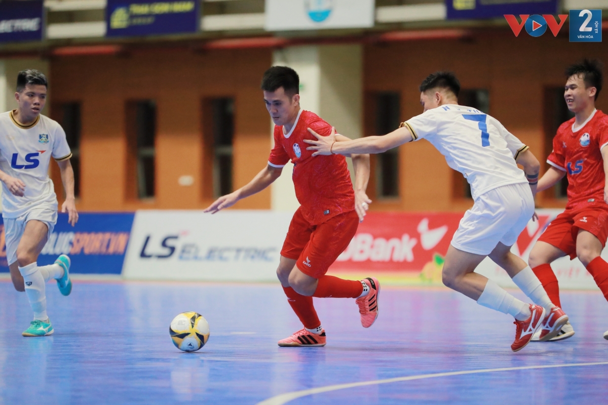 Hà Nội (áo đỏ) thi đấu đầy cố gắng nhưng không thể lật ngược được thế cờ