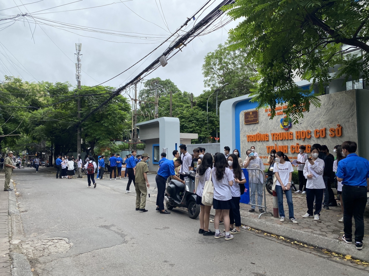Sinh viên Trường ĐH Giáo dục (ĐHQG Hà Nội) tiếp sức mùa thi tại điểm thi THCS Thành Công