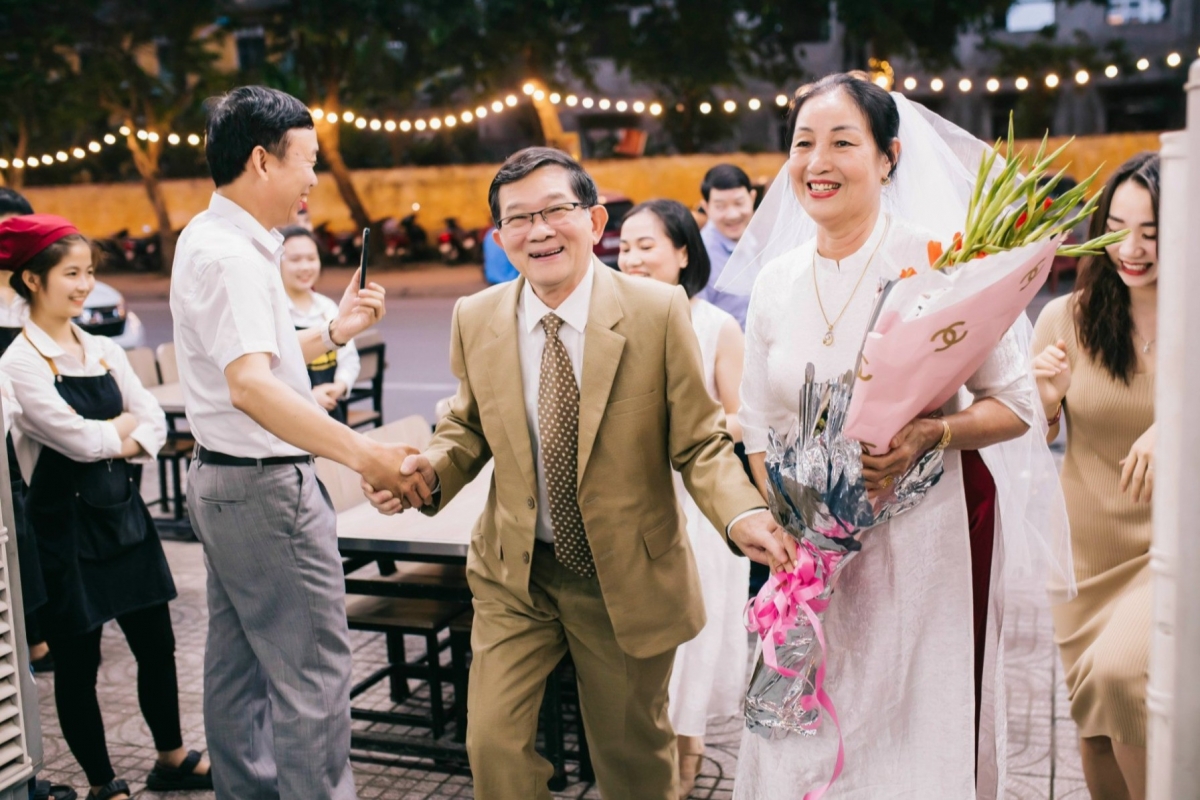 Ông Việt và bà Tâm rất bất ngờ khi được các con bí mật chuẩn bị lễ kỷ niệm 50 năm ngày cưới.