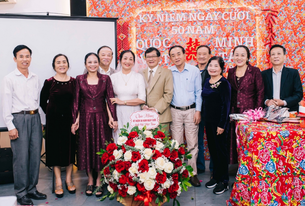 Bạn bè, người thân đến chúc mừng vợ chồng ông Việt.