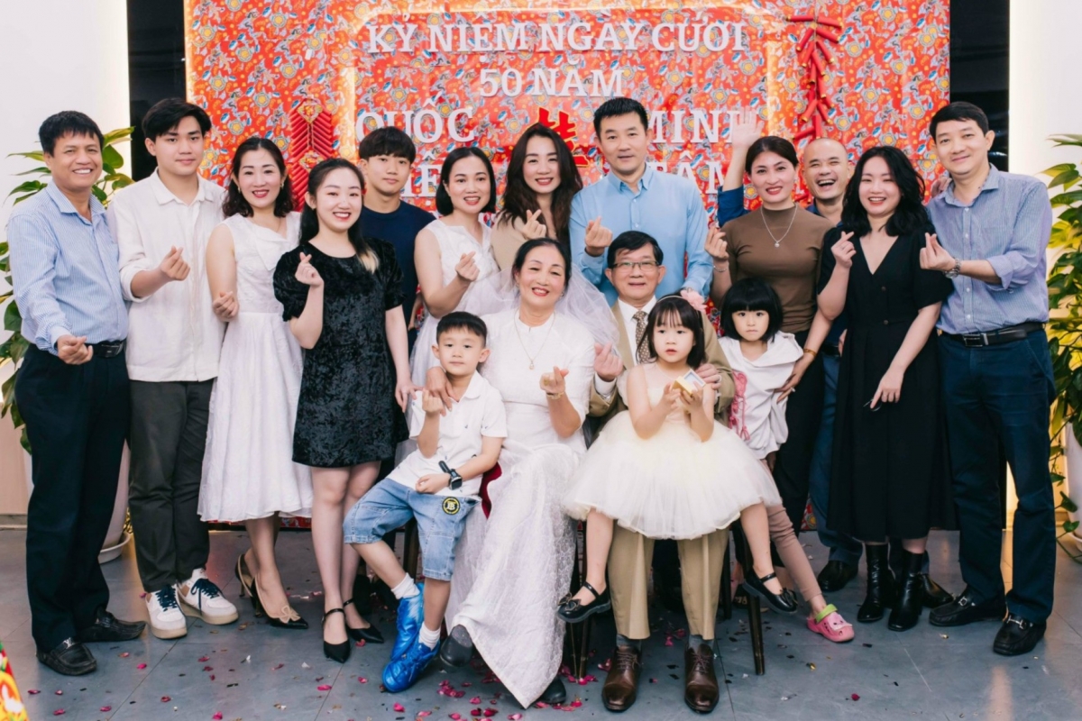 Kỷ niệm 50 năm ngày cưới của vợ chồng ông Việt, con cháu tụ họp về đông đủ.