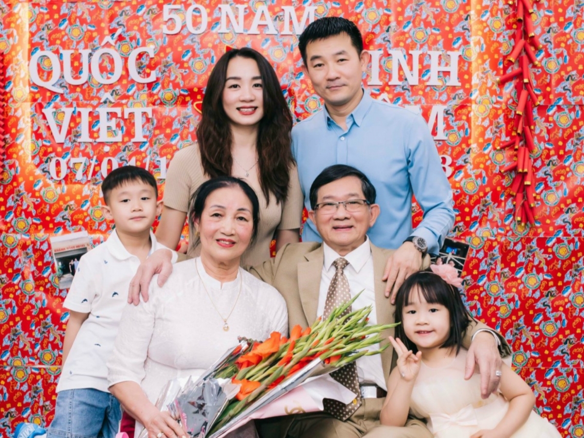 Gia đình chị Hạnh chụp ảnh cùng bố mẹ chồng.