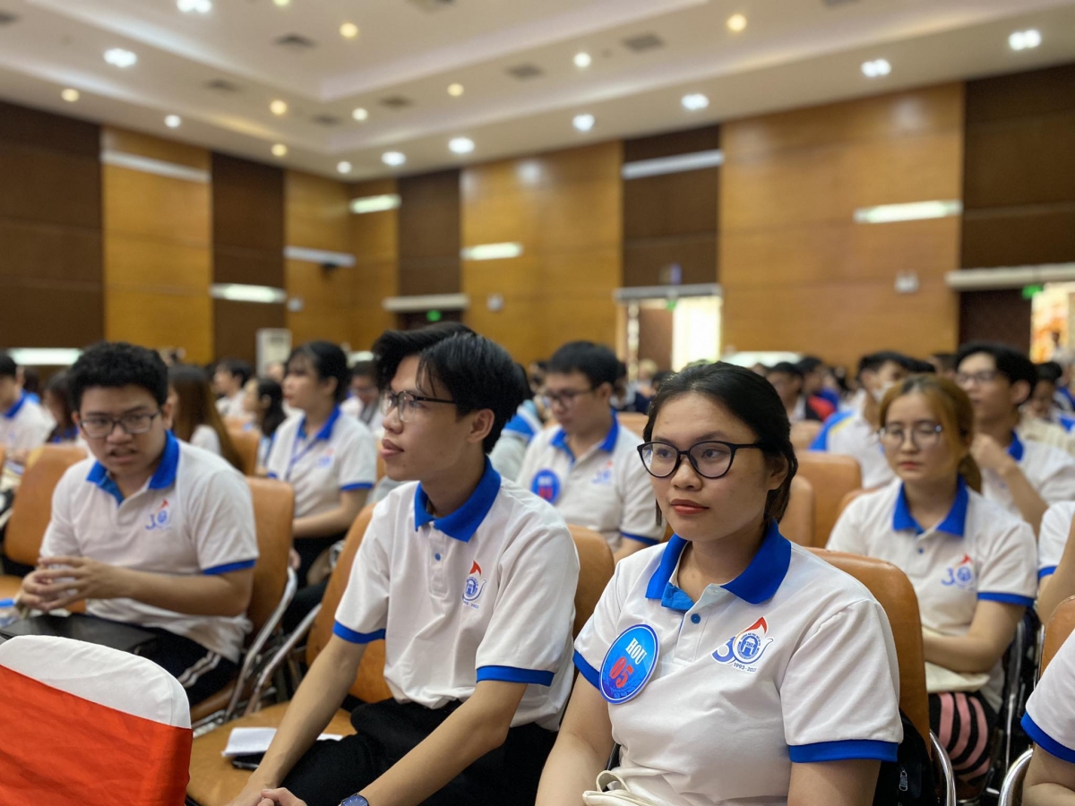 Các thí sinh chăm chú theo dõi phần thi của đội bạn