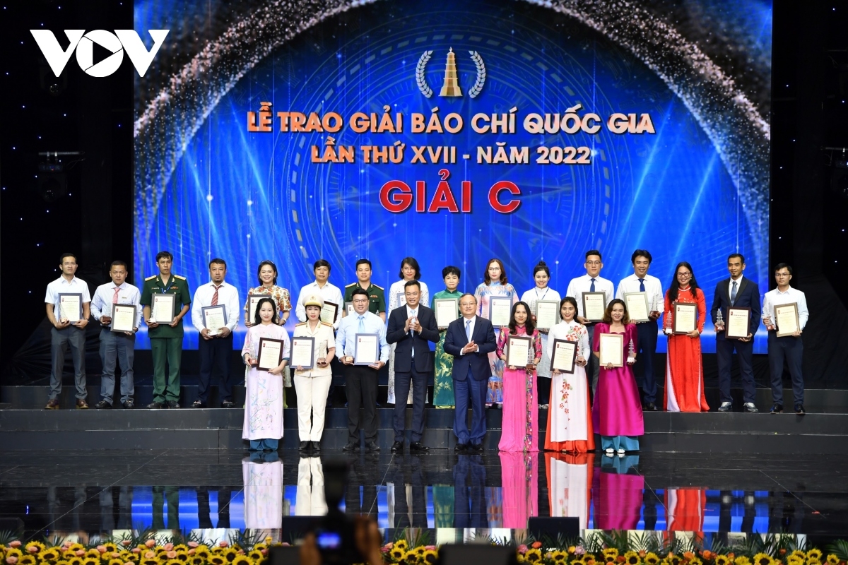 Ông Lê Ngọc Quang, Ủy viên Trung ương Đảng, Tổng Giám đốc Đài Truyền hình Việt Nam và ông Đỗ Tiến Sỹ, Ủy viên Trung ương Đảng, Tổng Giám đốc Đài Tiếng nói Việt Nam trao giải C cho nhóm tác giả đoạt giải.