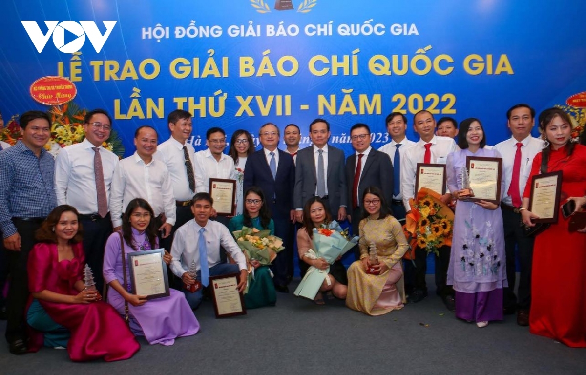 Phó Thủ tướng Chính phủ Trần Lưu Quang; ông Lê Quốc Minh, Tổng biên tập báo Nhân Dân, cùng lãnh đạo Đài Tiếng nói Việt Nam chụp ảnh cùng các tác giả đoạt giải của VOV.