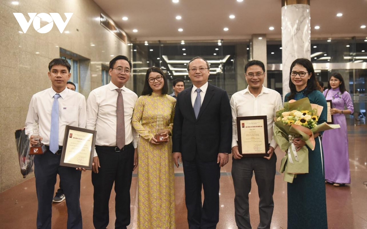 Tổng Giám đốc Đỗ Tiến Sỹ và lãnh đạo Đài Tiếng nói Việt Nam chụp ảnh cùng các tác giả đoạt giải của VOV