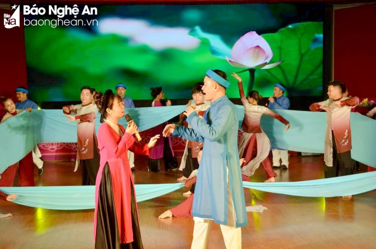 Festival Dân ca ví, giặm Nghệ Tĩnh năm 2023 được tổ chức liên hoan cấp cụm, gồm các CLB Dân ca ví, giặm các huyện, thành phố. Ảnh: Công Kiên