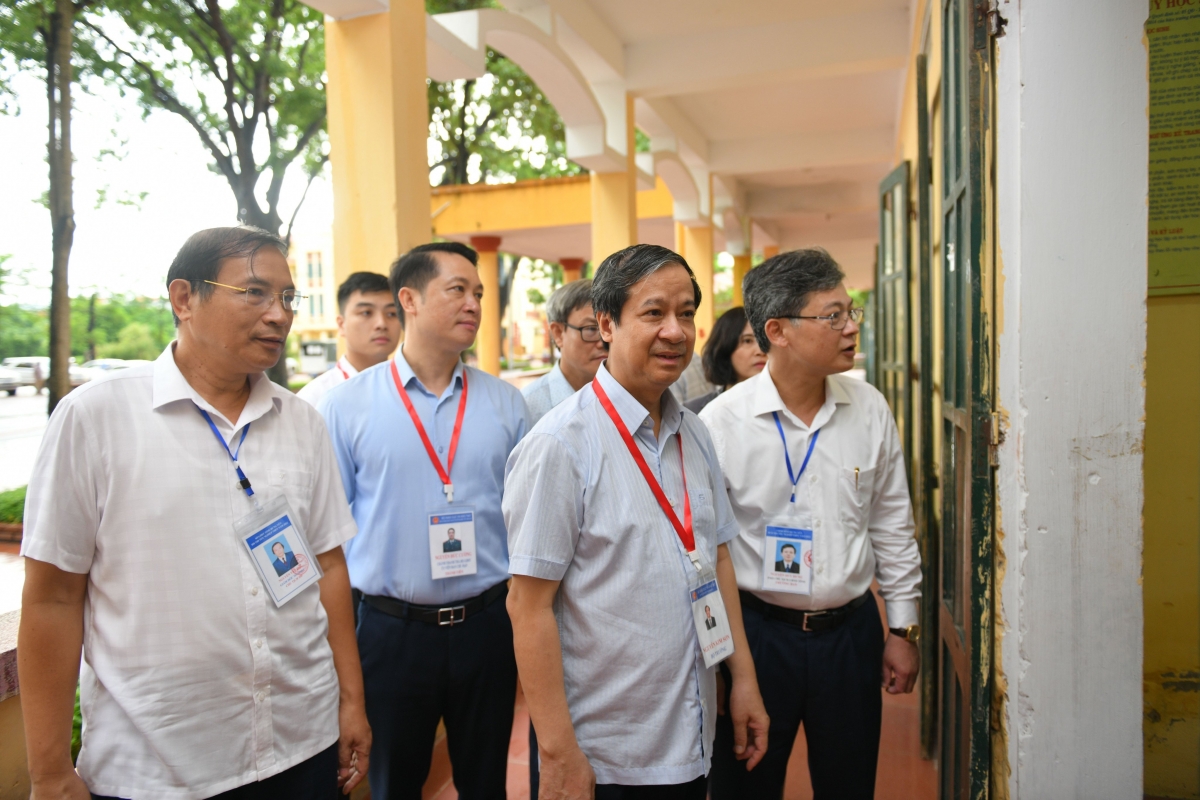 Bộ trưởng GD-ĐT Nguyễn Kim Sơn kiểm tra công tác coi thi tại điểm thi Trường THPT Yên Mỹ, huyện Yên Mỹ (Hưng Yên) sáng 28/6