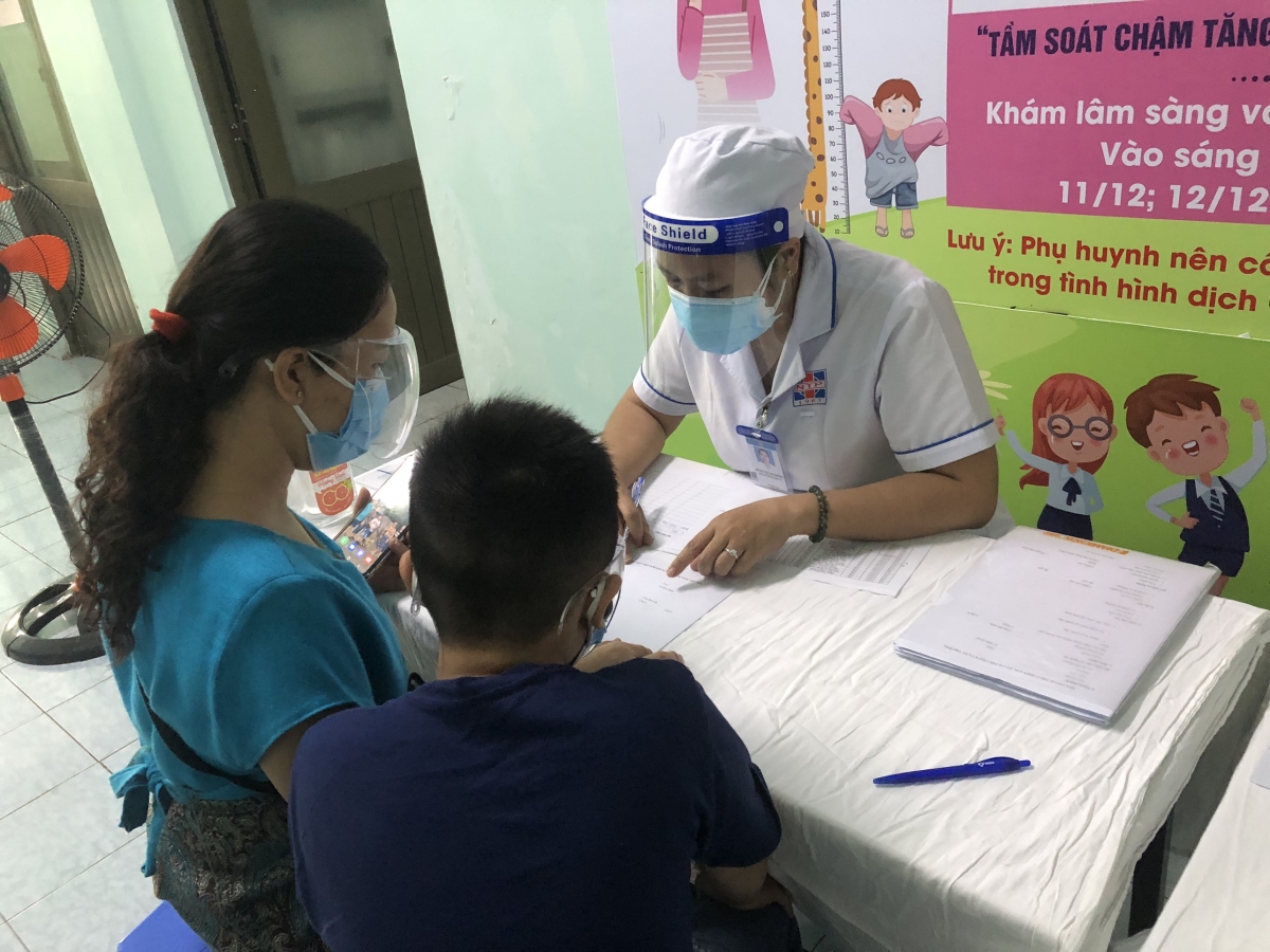 Phụ huynh đưa trẻ đến thăm khám trong chương trình của các năm trước.