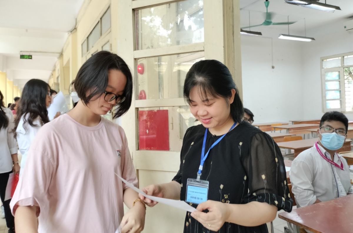 Cán bộ coi thi gọi thí sinh vào phòng thi