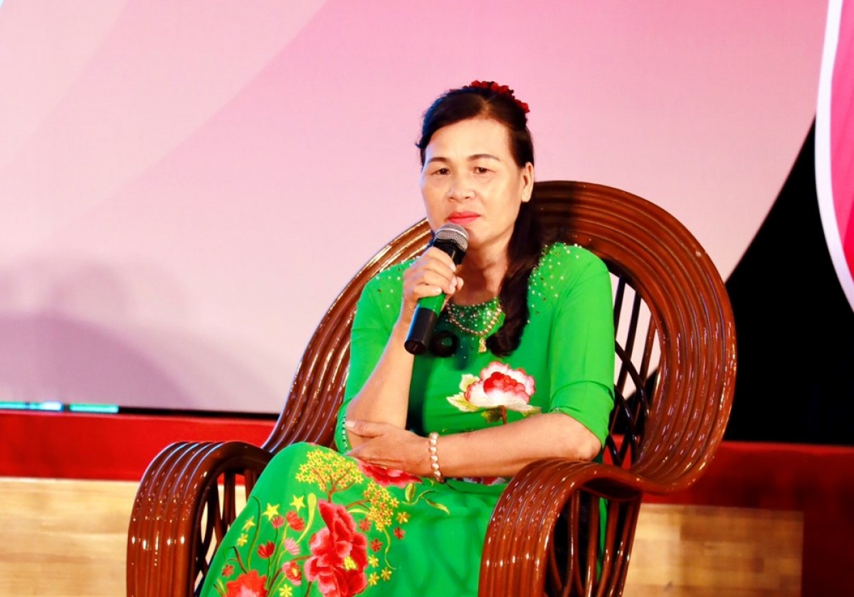 Bà Cao Thị Thủy, Chủ tịch HĐQT kiêm Giám đốc HTX SX & KD Nông nghiệp Đoàn Kết giao lưu tại Hội nghị biểu dương điển hình tiên tiến “Phụ nữ Thủ đô thi đua làm theo lời Bác”. Ảnh KT